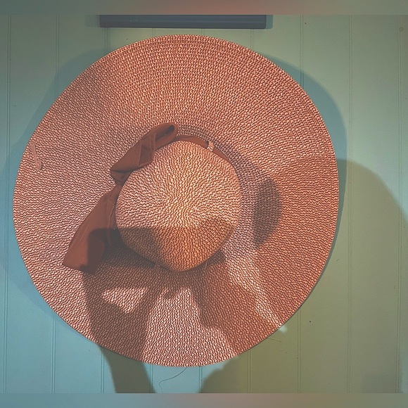 Womenโs Straw Sun Hat W/ thee perfect addition of a sweet brown and simple bow ๐ค - Picture 2 of 4